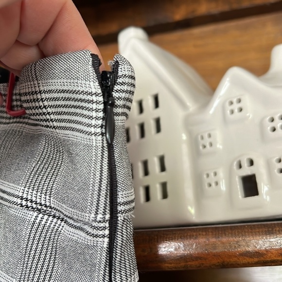 TAKARA Black/Gray/White Plaid Side Zip Mini Skirt, Size Large, EUC. - Picture 3 of 7